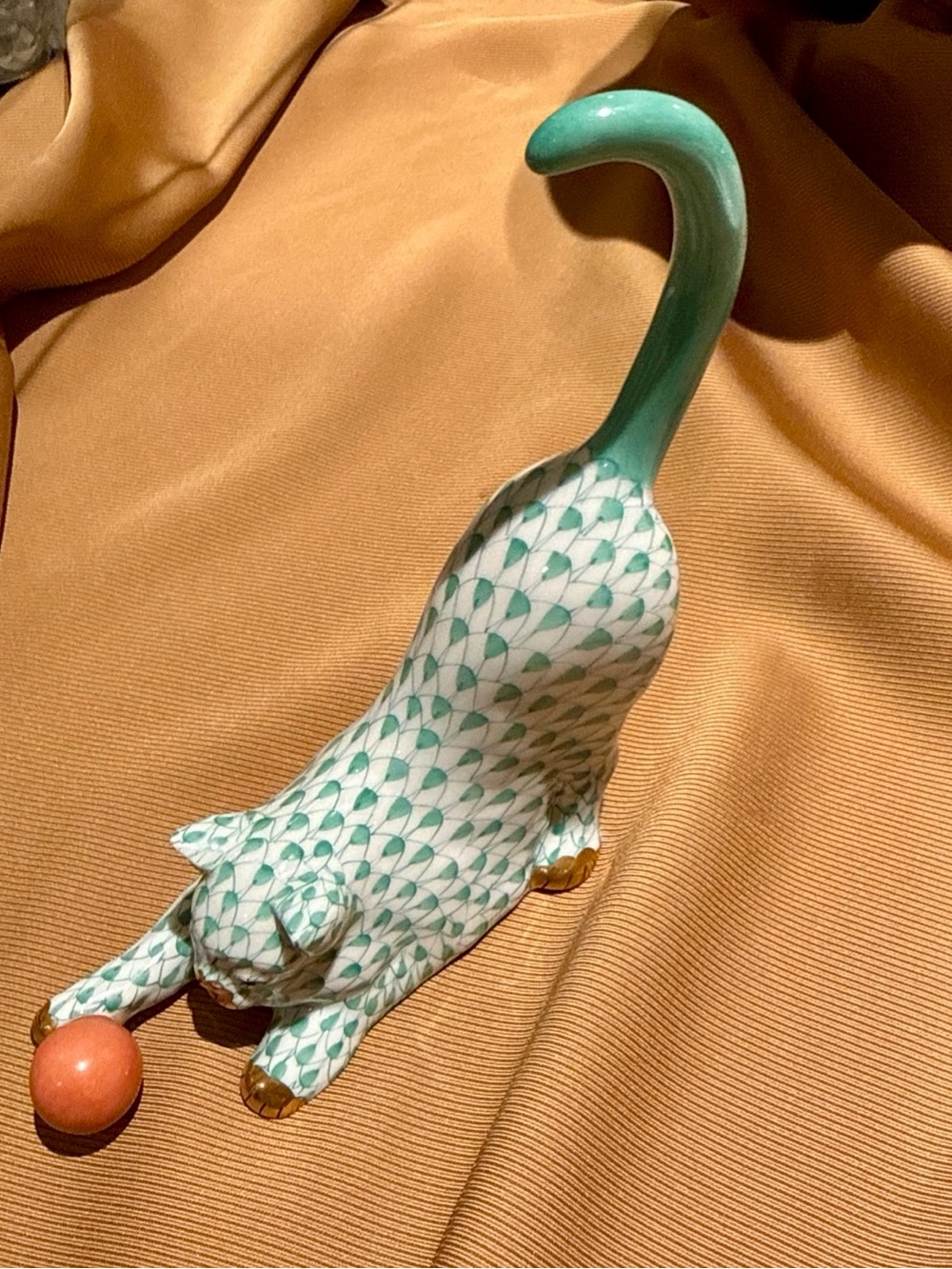 Herend Fishnet Cat with Ball Figurine in Teal & White with Gold Accents - Picture 3 of 7